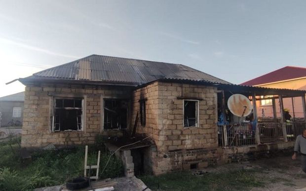 Spirtli içki qəbul edib evini yandırdı – FOTO