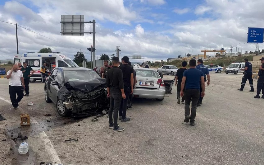 Türkiyədə hərəkətdə olan avtomobil atəşə tutulub, ölən və yaralananlar var