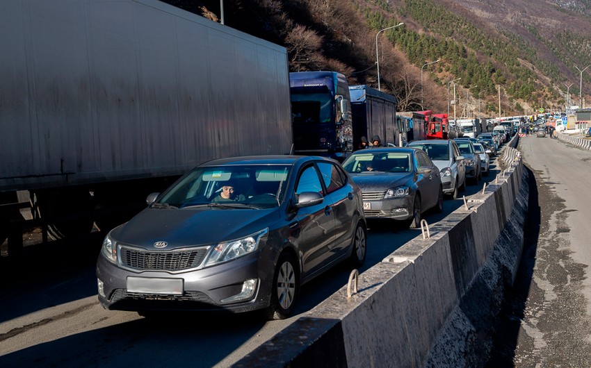 Hərbi-Gürcüstan yolu selə görə bağlanıb