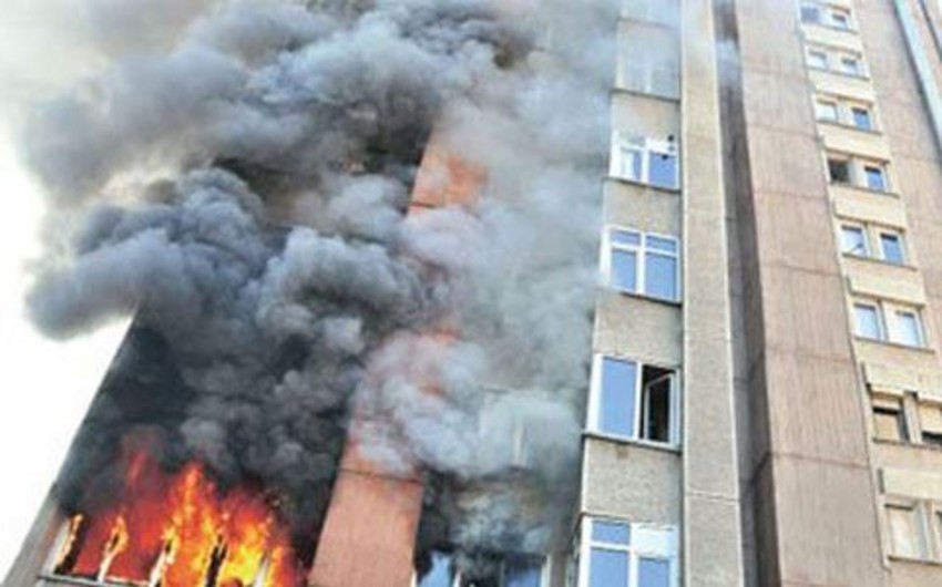 Bakıda yaşayış binasında yanğın olub, 10 nəfər sakin təxliyə olunub